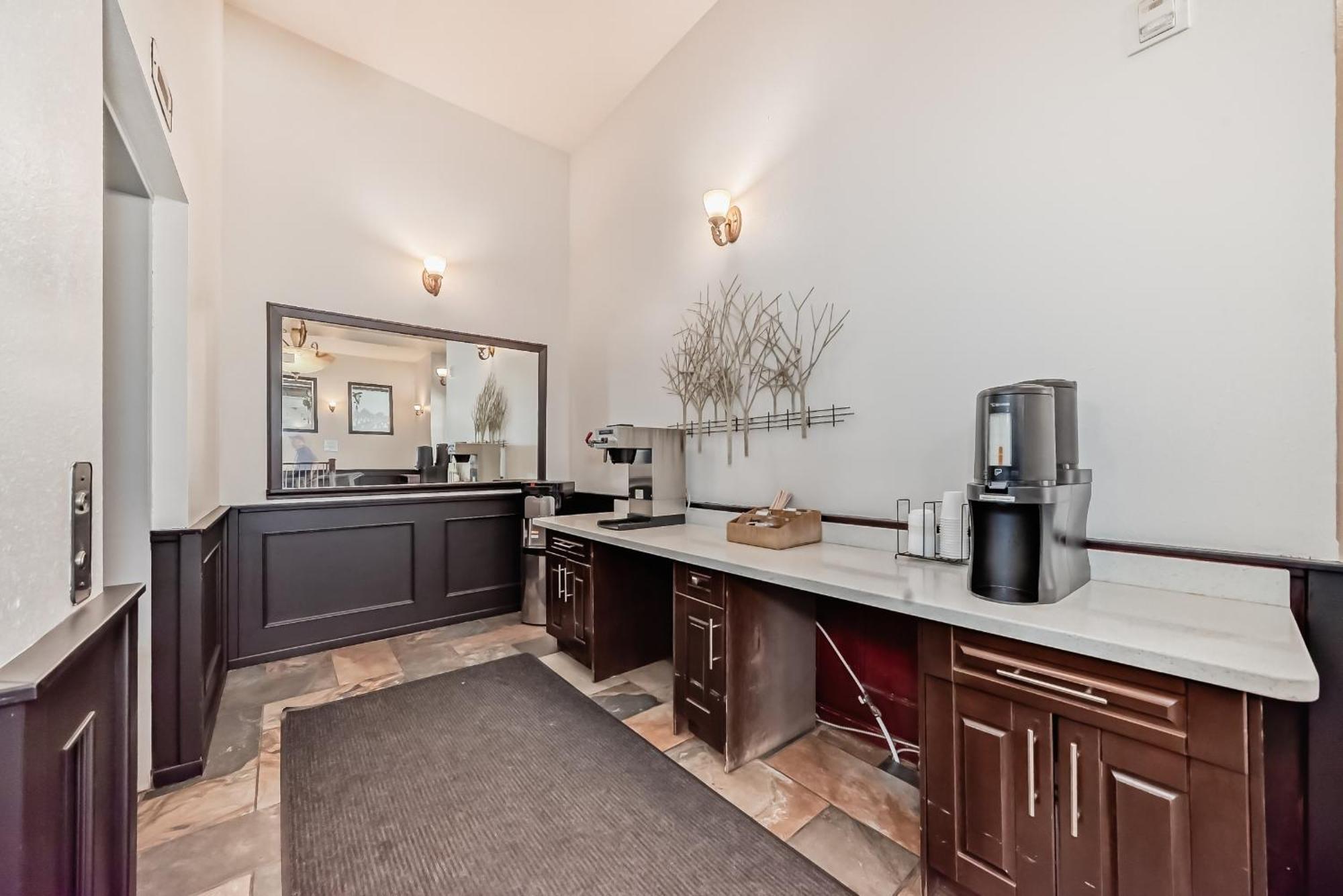Grande Cache Inn & Suites Ngoại thất bức ảnh