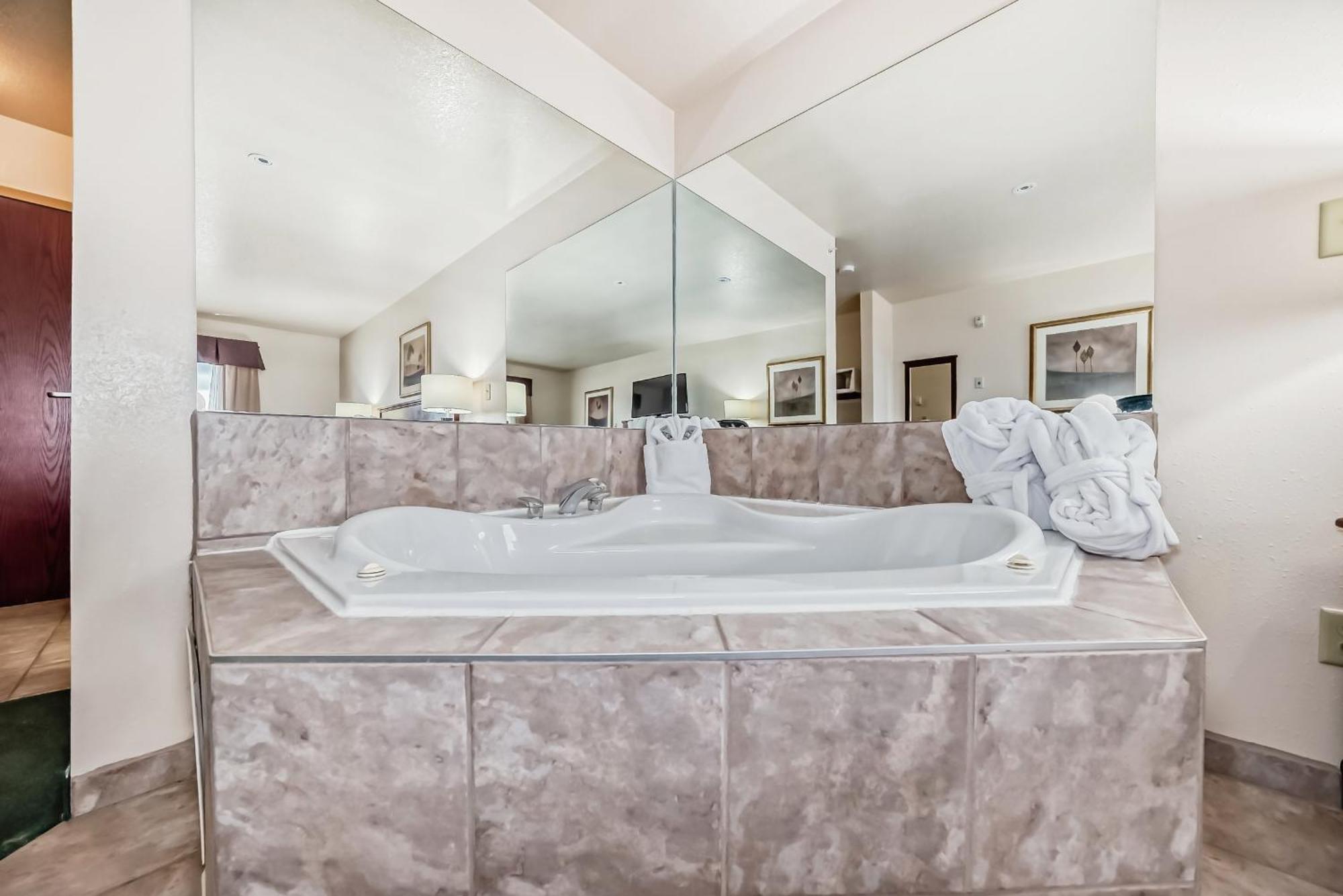 Grande Cache Inn & Suites Ngoại thất bức ảnh